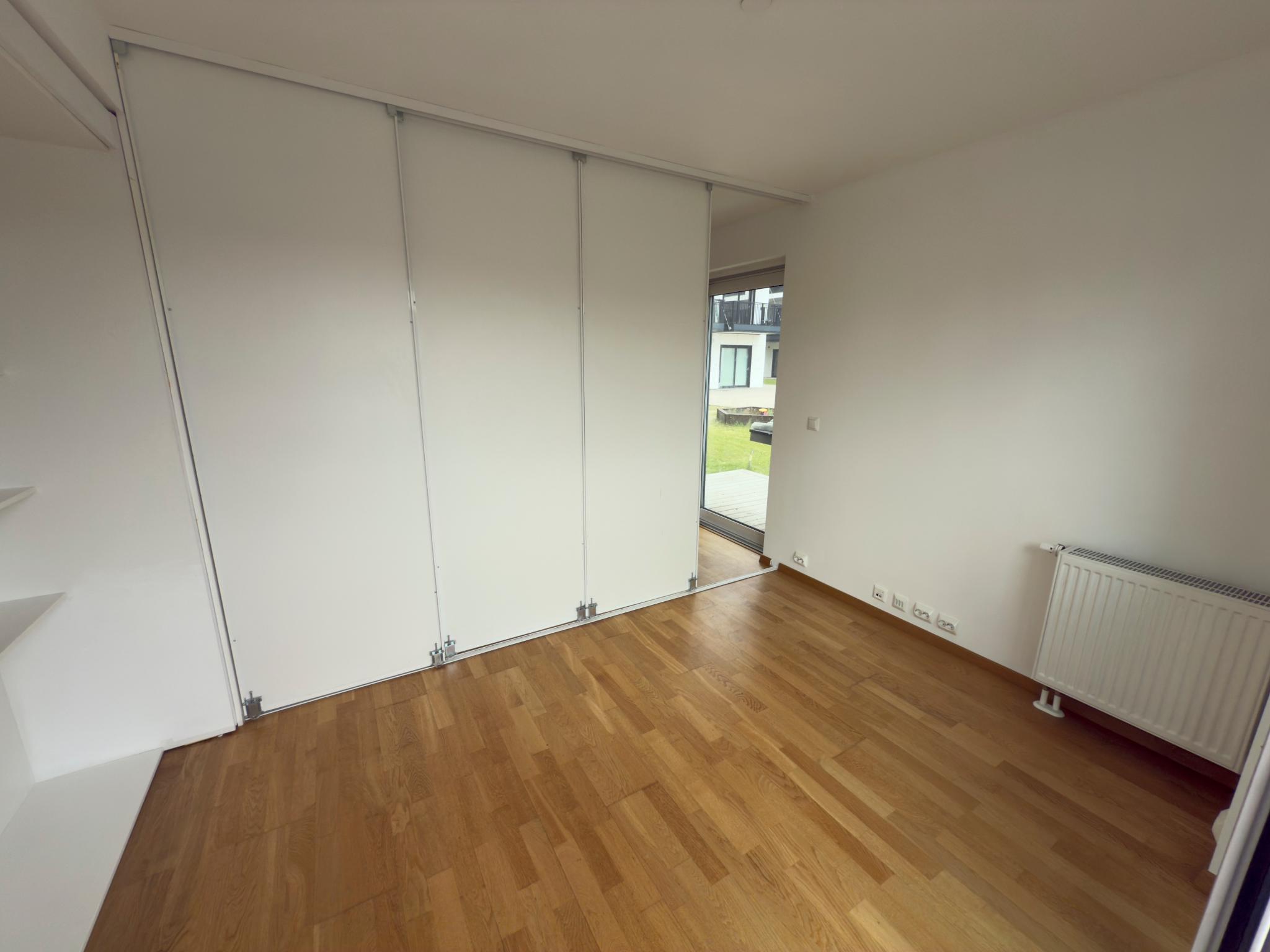 Soverommet er adskilt med flyttbare lettvegger